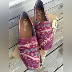 Women’s TOMS SIZE 8!